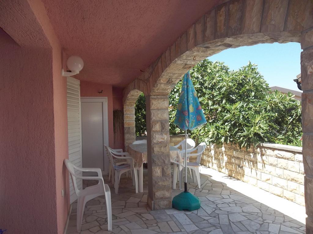 Mira Apartma Vir